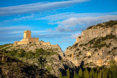 Nerpio, Albacete, Castilla la Mancha, İspanya 'daki ortaçağ Taibilla şatosundan gün batımında kayalık bir ortamda