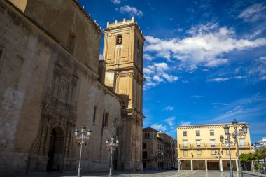 Elche, Alicante, Valencia Community, İspanya 'da Santa Mara Bazilikası ile birlikte gün ışığında ayin meydanı manzarası