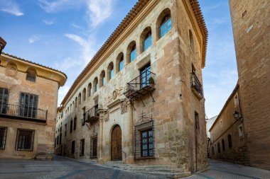 Albacete, Castilla la la Mancha, İspanya 'daki Chinchila de Montearagon' daki Nuez Cortes Sarayı, kilise meydanından görülen plateresk tarzda.