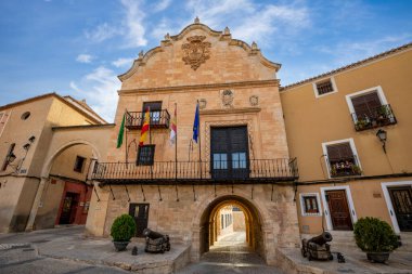 Albacete, Castilla la la Mancha 'daki Chinchila de Montearagon belediye binasının ön cephesi, barok tarzında ve altında Plaza de la Mancha' da bir geçit bulunmakta.