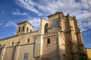 Santa Mara del Salvador kilisesinin yan görüntüsü ile Chinchilla de Montearagon de Albacete, Castilla la la Mancha, İspanya