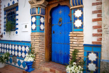 Helln, Albacete, Castilla la la Mancha, İspanya 'nın tarihi merkezinde güzel, derli toplu bir mavi kapı.