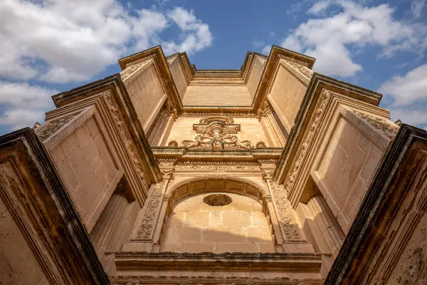 Santa Mara del Salvador kilisesinin Plateresk kilisesinin ayrıntıları. Chinchilla de Montearagon de Albacete, Castilla la Mancha, İspanya, öğle vakti aydınlığıyla.