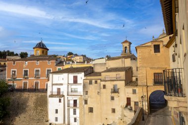 Albacete 'deki Chinchilla de Montearagon köyünün manzarası, Castilla la la Mancha, İspanya, sabahın erken saatlerinde, tarihi binalar, kilise kubbeleri ve kuleleriyle