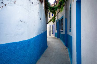 Eski Hellin, Albacete, Castilla la la Mancha, İspanya 'nın ünlü Calle del Beso' su, dar sokakları, bembeyaz evleri ve mavi ayrıntılarıyla