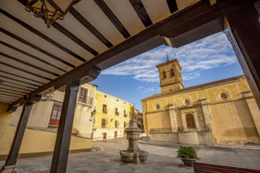 Chinchilla de la Mancha, Montearagn, Albacete, Castilla-La Mancha, İspanya Santa Maria del Salvador kilisesi manzaralı ve Porticoed binasının altındaki diğer binalar.