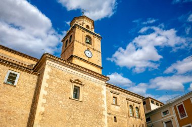 Helln, Albacete, Castilla-La Mancha, İspanya 'daki Hüküm Kilisesi' nin cephesinde çan kulesi baş kahramanıdır.