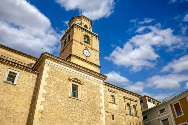 Helln, Albacete, Castilla-La Mancha, İspanya 'daki Hüküm Kilisesi' nin cephesinde çan kulesi baş kahramanıdır.