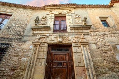 San Jorge Barok Sarayı 'nın ön cephesi, Chinchilla de Montearagn, Albacete, Castilla-La Mancha, İspanya eski kasabanın küçük bir ara sokağında.