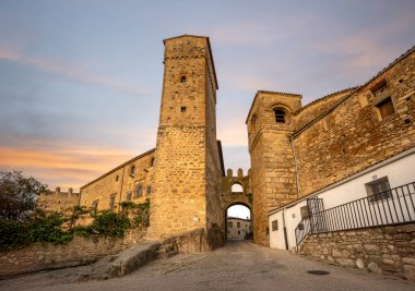 Trujillo, Cceres, Extremadura, İspanya 'daki Ballesteros caddesindeki kuleler arasındaki kemer.