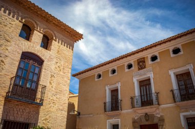 Belediye binasının bir kısmı ve İspanya 'nın Murcia bölgesindeki Pliego' da 1800 'den kalma bir saray manzarası.