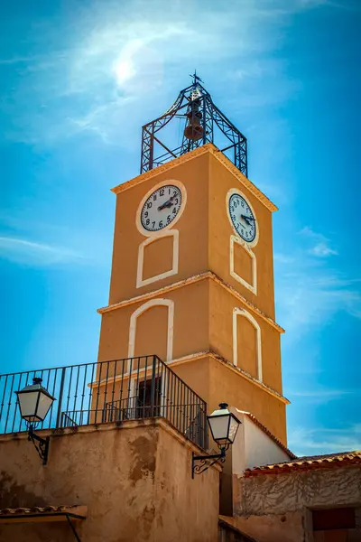 İspanya 'nın Murcia bölgesindeki Pliego kasabasının sarı saat kulesinin dikey fotoğrafı.