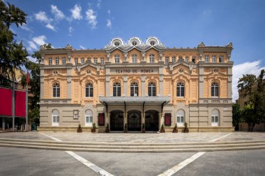 Murcia 'daki Romea Tiyatrosu' nun turuncu ve eklektik cephesi, İspanya 'nın Julin Romea Meydanı' nda gün ortası aydınlığıyla