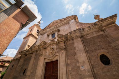 İspanya Murcia 'daki San Nicolas Barok Kilisesi' nin ön cephesi, yaz ışığı ve mavi gökyüzü.