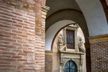 San Isidoro Eski Resmi Koleji 'nin ön cephesi, bugün İspanya Murcia' daki Cascales Enstitüsü, bazı eski kemerlerin arkasından görüldü.