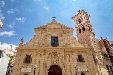 San Pedro Barok Kilisesi 'nin ön cephesi. Kulesi ile birlikte, Murcia, İspanya' daki Plaza de las Flores yakınlarında.