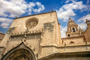 Gotik ya da Havariler, arka planda çan kulesi olan İspanya 'nın Murcia kentindeki Santa Maria Katedrali' nin ön cephesi
