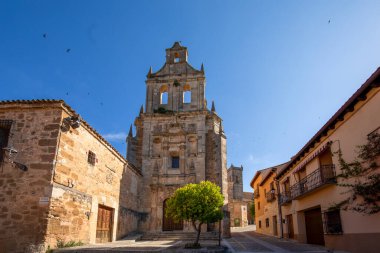 Cifuentes, Guadalajara, Castilla-la Mancha, İspanya 'da gündüz vakti Rönesans tarzı Santo Domingo Kilisesi' nin güzel cephesi