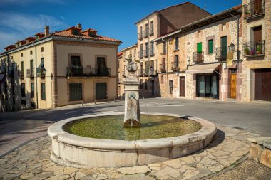 Sigenza, Guadalajara, Castilla-la Mancha, İspanya 'nın tarihi merkezindeki plazada, dört borunun çeşmesinin gün ortası ışıklarıyla yer aldığı yerde.