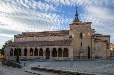 İspanya 'nın Castilla y Leon kentindeki Segovia' daki 12. yüzyıl Romanesk kilisesinin anıtsal yan görüntüsü.
