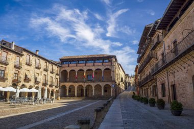 Plaza Belediye Başkanı de Sigenza, Guadalajara, İspanya, öğle vakti atari salonlu tarihi binalar