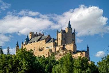Segovia 'nın görkemli Alczar manzarası Eresma Nehri gezinti güvertesinden, Segovia, Castilla y Leon, İspanya