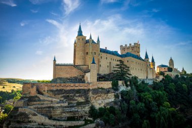 Alczar ve iki vadi, Segovia, Castilla y Leon, İspanya 'nın manzarasından Segovia' nın muhteşem Alczar 'ına arka plan görüşü