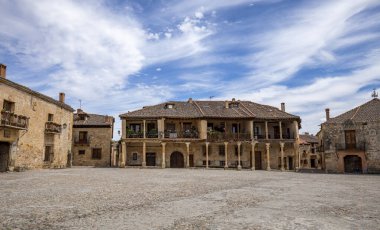 Plaza Belediye Başkanı de Pedraza, Segovia, Castilla y Leon, İspanya, ortaçağ yapısı ve ahşap kaplamalı binalarıyla