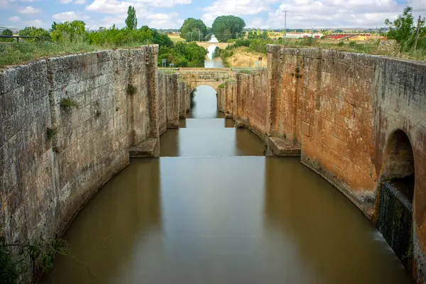 stock image Quadruple lock of the northern canal of Castilla as it passes through Frmista, Palencia, Castilla y Len, Spain