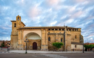 San Pedro de Fromista Kilisesi, Palencia, Castilla y Leon, İspanya, Gotik iç mimari ve Rönesans cephesi ve sabah ışığı