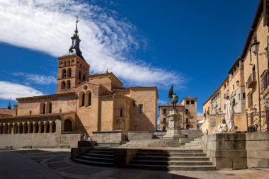 İspanya 'nın Castilla y Len kentinde, Segovia' nın tarihi merkezindeki Medina del Campo Meydanı 'nın ön planında San Martin Kilisesi yer almaktadır.