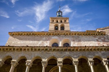 San Martn, Segovia, Castilla y Leon, İspanya 'daki Romanesk Katolik Kilisesi' nin ön cephesi.
