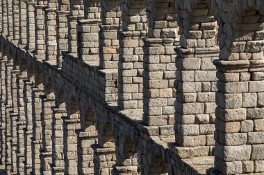 İspanya 'nın Segovia kentindeki su kemerlerinin kemerleri ve kül sütunlarının ayrıntıları UNESCO tarafından dünya mirası ilan edildi.