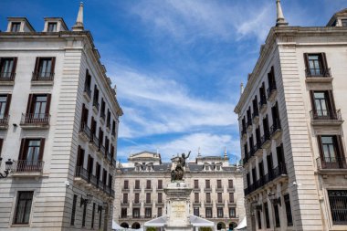 Santander, Cantabria, İspanya 'da yaz ışığı altında Neoklasik arcaded plaza (veya Plaza de Velarde)