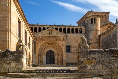 Santillana del Mar, Cantabria, İspanya 'daki Romanesk kolej kilisesinin etkileyici görünüşü