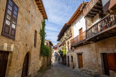 Güzel Calle Cantn manzarası, Santillana del Mar, Cantabria, İspanya, kaldırım taşları ve ortaçağ kökenli tarihi binalarıyla