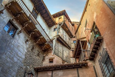 Albarracn, Teruel, Aragon, İspanya 'daki çok katlı, kırmızı yüzlü, çok katlı bir ortaçağ evinin ayrıntıları.