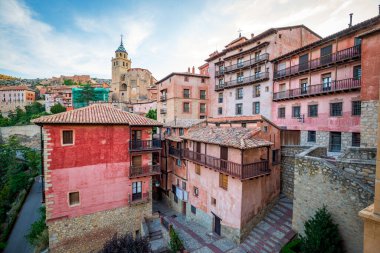 Plaza Belediye Başkanı 'nın balkonundan, Albarracn, Teruel, Aragon, İspanya' nın sanat tarihi merkezindeki ortaçağ binalarından, yumuşak akşam ışığıyla