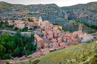Panoramik manzara, kaleden, Albarracn, Teruel, Aragon, İspanya 'nın sanatsal tarihi merkezi, dağlar arasında