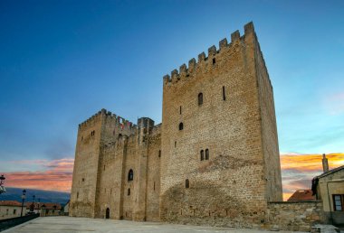 Medina de Pomar, Burgos, Castilla y Leon, İspanya 'daki Orta Çağ Alcazar de los Velasco ya da Condestables manzarası etkileyici kuleleriyle