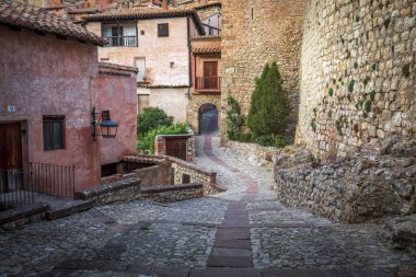 Portal del Agua 'nın bulunduğu küçük kare, Albarracn, Teruel, Aragn, İspanya' nın ortaçağ duvarlarının savunma duvarlarına erişim sağlayan kapılardan biri.