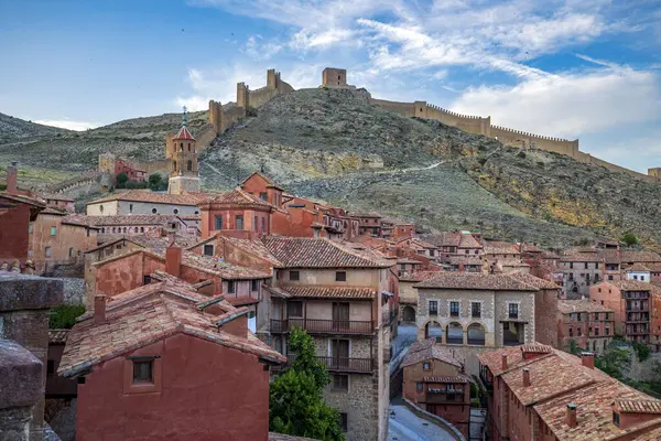 Albarracn, Teruel, Aragon, İspanya 'nın panoramik manzarası, alacakaranlıkta aydınlandı, arka planda ortaçağ kasabası ve duvarları vardı.
