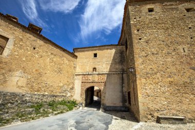Puerta de la Villa, Pedraza, Segovia 'nın girişi, Castilla y Leon, İspanya, ortaçağ duvarı.