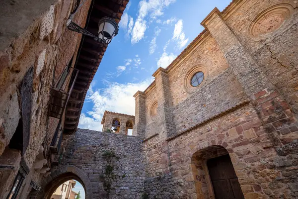 San Juan Bautista Kilisesi 'nin ana cephesi eski Atienza, Guadalajara, İspanya' daki San Juan kemerinin yanında.