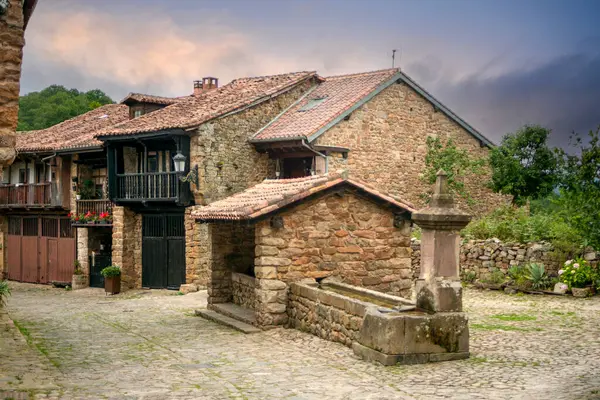 Plaza de Brcena Belediye Başkanı, Cantabria, İspanya, fıskiyenin ve su yatağının bulunduğu yer, tarihi-sanatsal ilgi gösteren bir kompleks