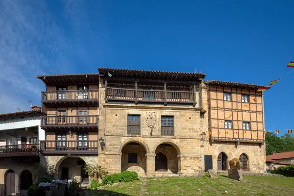 Santillana del Mar Plaza Belediye Başkanı 'ndan Estrada Sarayı manzarası, Cantabria, İspanya, tarihi-sanatsal kompleksi