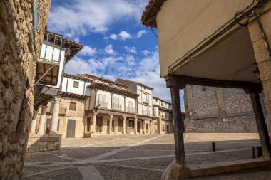 Eski Atienza, Guadalajara, Castilla-La Mancha, İspanya 'nın tarihi binaları. Orta çağ Pazar Meydanı' nın köşesinden.