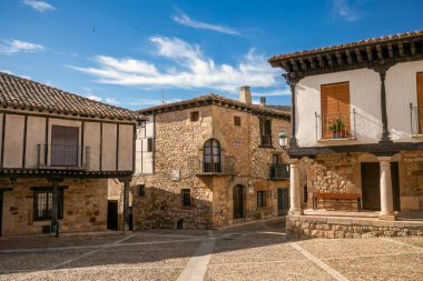 Atienza, Guadalajara, Castilla-La Mancha, İspanya 'nın tarihi binaları Plaza del Mercado' dan