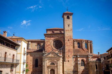 Sigenza Katedrali 'nin yan cephesinin yatay görüntüsü, Guadalajara, Castilla-la Mancha, İspanya, Plaza Belediye Başkanı' ndan görüldü.