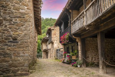 Brcena Belediye Başkanı, Cantabria, İspanya 'daki tipik cadde, ahşap balkonlu tipik binalar ve tarihi-sanatsal ilgi kompleksi